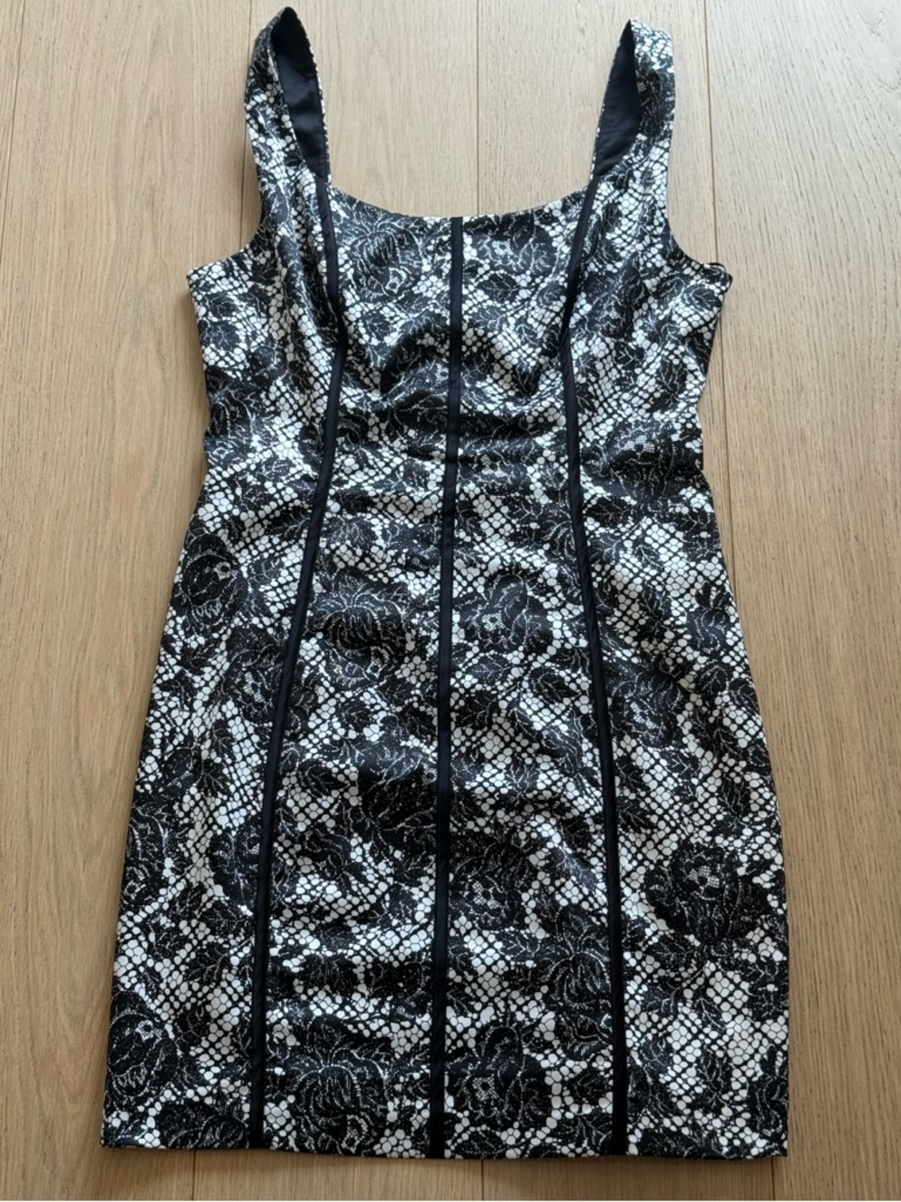 NWOT GUESS Black & White Lace Bodycon Dress 🔥 Sculpting Panel Mini - Picture 3 of 8